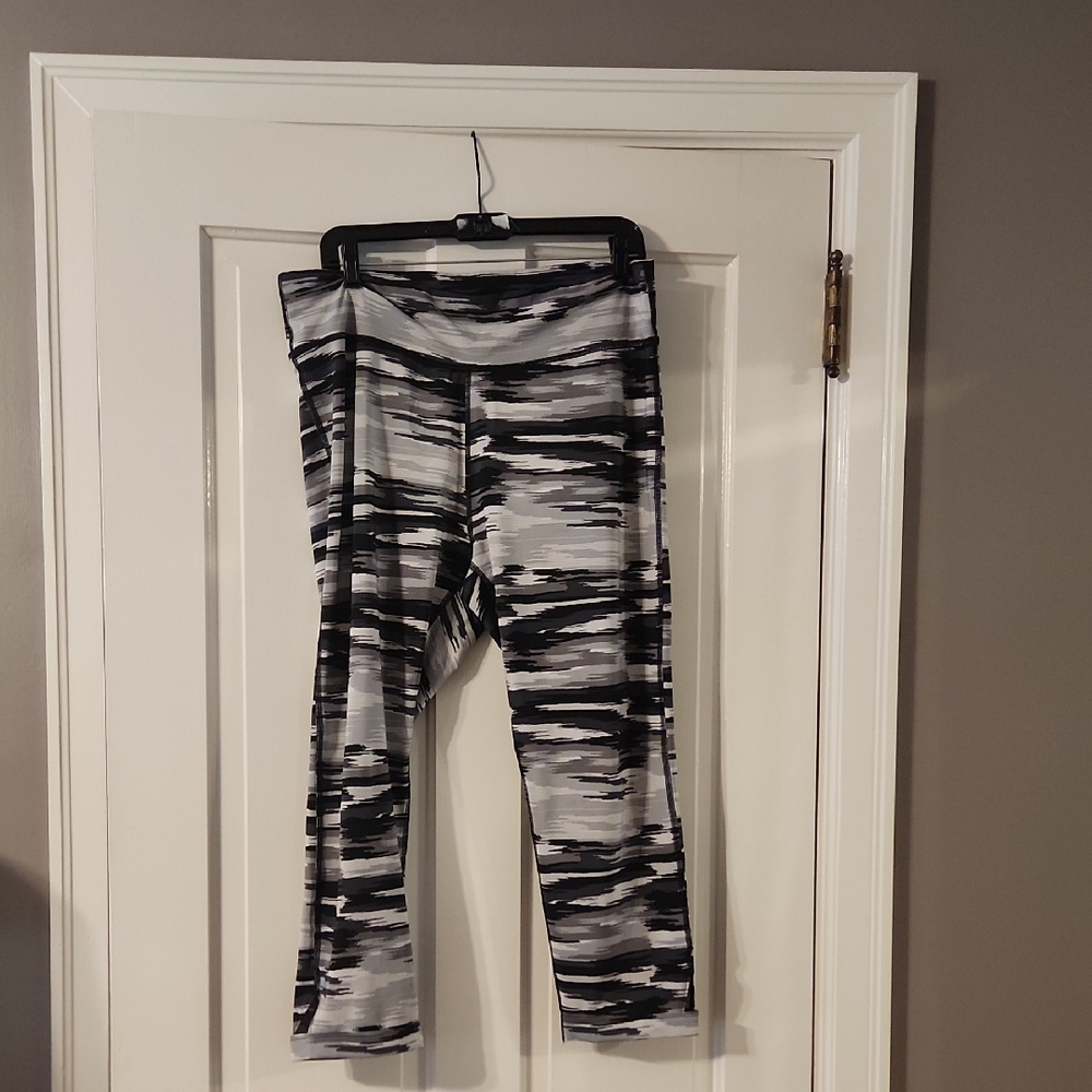 Aerie Black and Gray Leggings with Dynamic Pattern